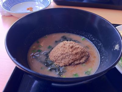 麺屋義次の「特濃らーめん」のスープ。魚粉がアクセント！