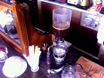 高田公園に最も近い？カフェ「オルゴール」のサイフォンで煎るコーヒー